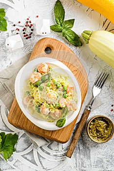 zucchini spaghetti with shrimp and pesto