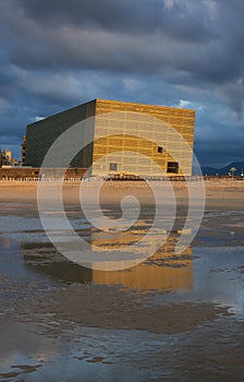 Zurriola beach and the audience (moneo cubes). photo