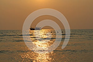 ZÃÂ¡pad slunce nad lodÃÂ­ Thajsko, ostrov Ko chang photo
