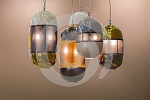   pendente lampade colorato metallo alla moda progetto isolato 