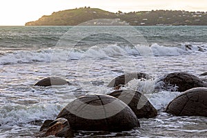 ÃÅoeraki boulders on the Pacific ocean coast. New Zealand