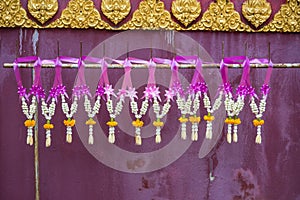 à¸Šà¸¥Flower garland hanging in the temple