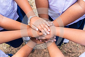 à¸Šà¸·à¹ˆà¸­ School children use hand-to-hand coordination to combine power in activities thailand .