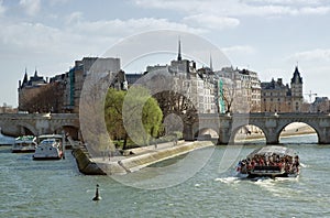 ÃŽle de la CitÃ©. Sunny spring day in Paris