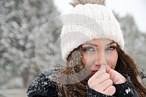 Î’eautiful woman while its snowing with freezing hands