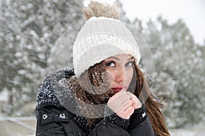 Î’eautiful woman while its snowing with freezing hands