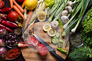 Ðšitchen knife and sliced vegetables on a cutting board