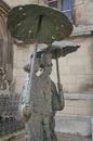 Drei Damen mit Regenschirm mit dem Titel Aachener Wetter, Bronzeskulptur