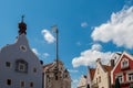 Abensberg in Niederbayern, Rathaus und Stadtplatz, blauer Himmel, 12 Uhr Mittags