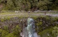 Anténa z fotograf obrázok starý kameň most obklopený podľa bujný vegetácie 