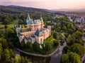 Letecký pohľad na zámok Bojnice, Stredná Európa, Slovensko. UNESCO. Svetlo západu slnka.