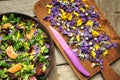 Alkalický zdravý jedlo šalát kvety a kozlík lekársky šalát 