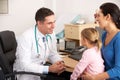 Medico parlare a giovane e madre 