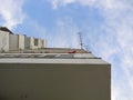 Apartment block and antenna