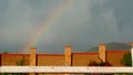 Arcoiris en el rancho mientras llueve