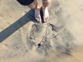 Pies piernas en la playa