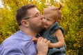 Ãâark-haired handsome man with pretty little daughter in the park Royalty Free Stock Photo