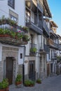 Arquitectura tradicional con balcones de madera y macetas con flores de la hermosa villa de Candelario