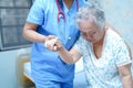 Medico aiuto e anziano vecchio signora donna letto guerra 