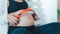 Asian pregnant women Open the song to the baby in the belly.