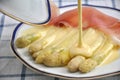 Asparagus with hollandaise sauce