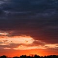 Atardecer nublado de naranja a gris y azul Royalty Free Stock Photo