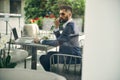 Kind bearded male person talking per telephone Royalty Free Stock Photo