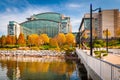 Autumn color and the Gaylord National Resort, seen from a pier i Royalty Free Stock Photo