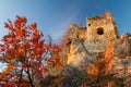 Jesenná krajina pri západe slnka so stredovekou zrúcaninou hradu Hricov