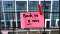 Back in 5 min written on a memo at the office. Royalty Free Stock Photo