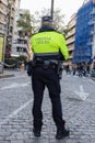 Back view of a police with the text in spanish