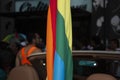 Bandera orgullo LGBTTTI representando a las personas en la marcha