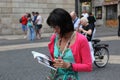 BARCELONA SPAIN - JUNE 9:: Tourist looks in a map June 9, 2012 i Royalty Free Stock Photo