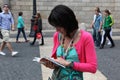 BARCELONA SPAIN - JUNE 9:: Tourist looks in a map June 9, 2012 i Royalty Free Stock Photo