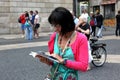 BARCELONA SPAIN - JUNE 9:: Tourist looks in a map June 9, 2012 i Royalty Free Stock Photo