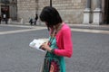 BARCELONA SPAIN - JUNE 9:: Tourist looks in a map June 9, 2012 i Royalty Free Stock Photo