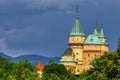 Krásny Bojnický zámok na Slovensku, stredná Európa, UNESCO. Svetlo západu slnka
