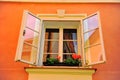 Krásne otvorené okno v dome z oranžového kameňa