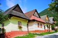 Krásne vidiecke domy tradičnej slovenskej dediny Vlkolínec