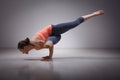 Krásný sportovní jogín praktiky jóga 