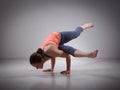 Krásný sportovní jogín praktiky jóga 