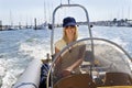 Krásny mladý žena riadenie čln 
