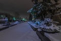 beleuchtung und schnee am friedhof im winter