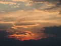 Atardecer Naranja En cielo lleno de nubes