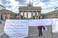 Berlin-Germeny 16th mei-2018 Brandenburger-Tor. Mensen staan te protesteren met grote borden over de onvrede in hun land . 123/50