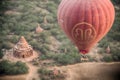 Birmania hot air balloon over temple