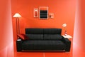 Negro sofá en pared 