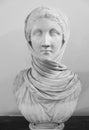Black and white photo showing in close-up a female bust of ancient roman mature woman