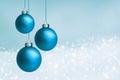 Blaue Weihnachtskugeln auf blauem Hintergrund Royalty Free Stock Photo
