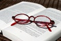 Kniha a okuliare 